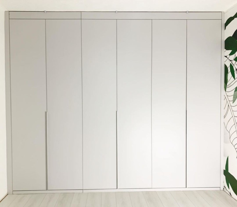 Встроенные распашные шкафы-Встроенный распашной шкаф на заказ «Модель 23»-фото1