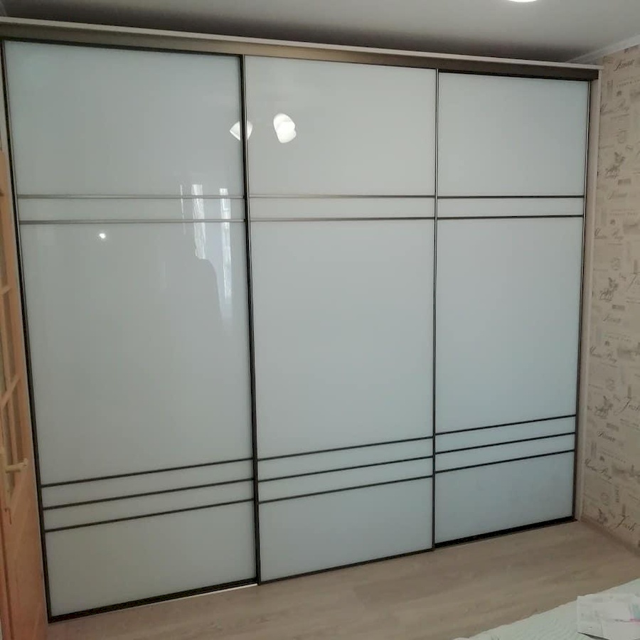 Встроенные шкафы-Встроенный шкаф-купе со стеклом «Модель 33»-фото1
