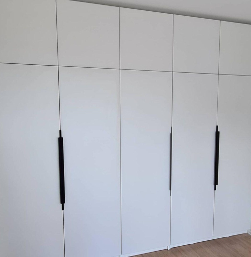 Встроенные распашные шкафы-Белый встроенный распашной шкаф «Модель 9»-фото6